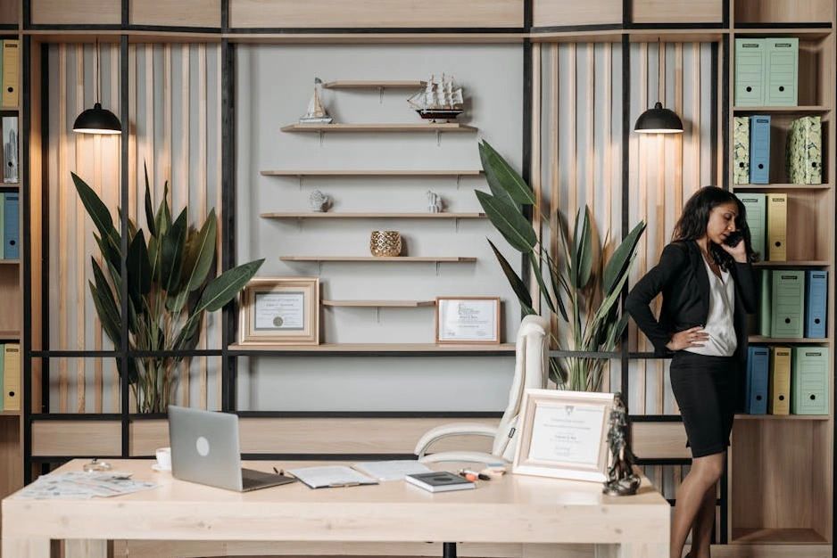 Profesionální právník podávající ruku klientovi v moderní kanceláři